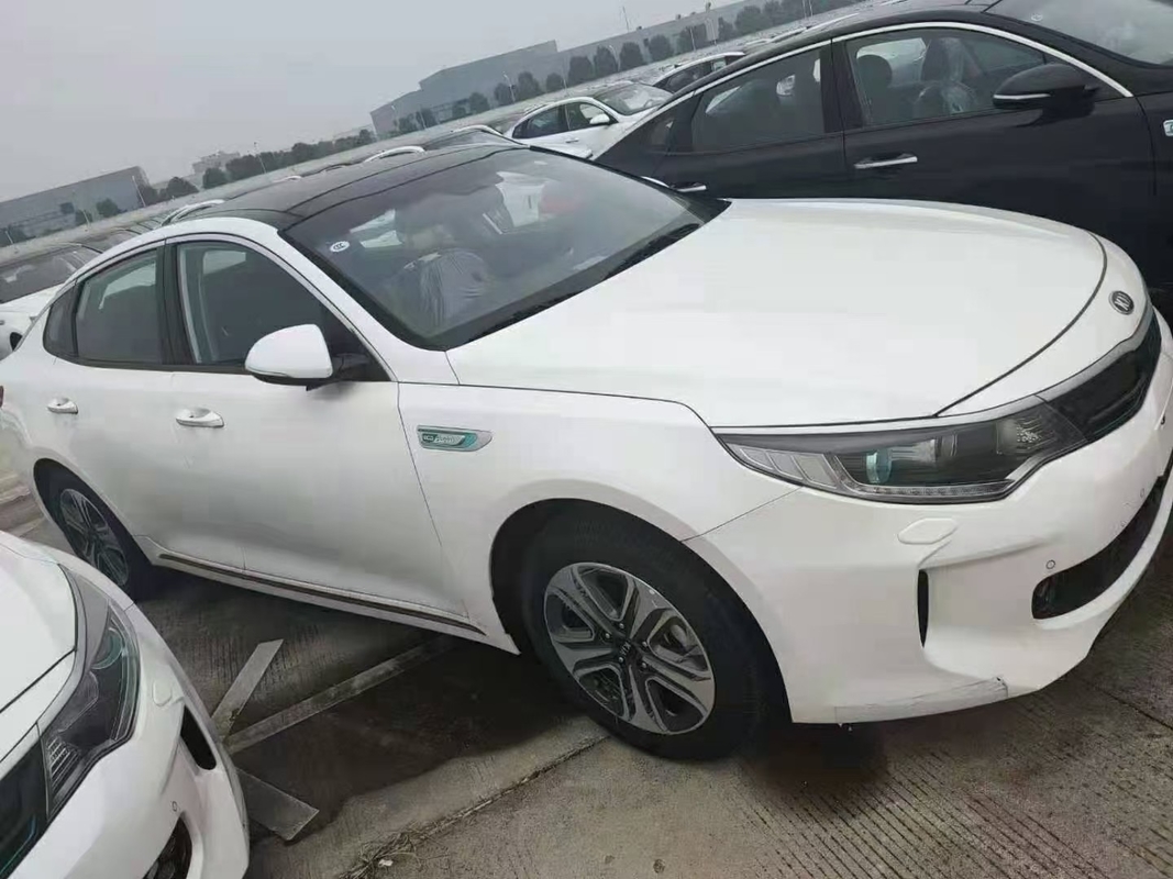 کیا K5 هیبریدی 2.0 لیتری GLS 6 سرعته AT سدان خودروی متوسط ​​کارکرده 115 کیلووات
